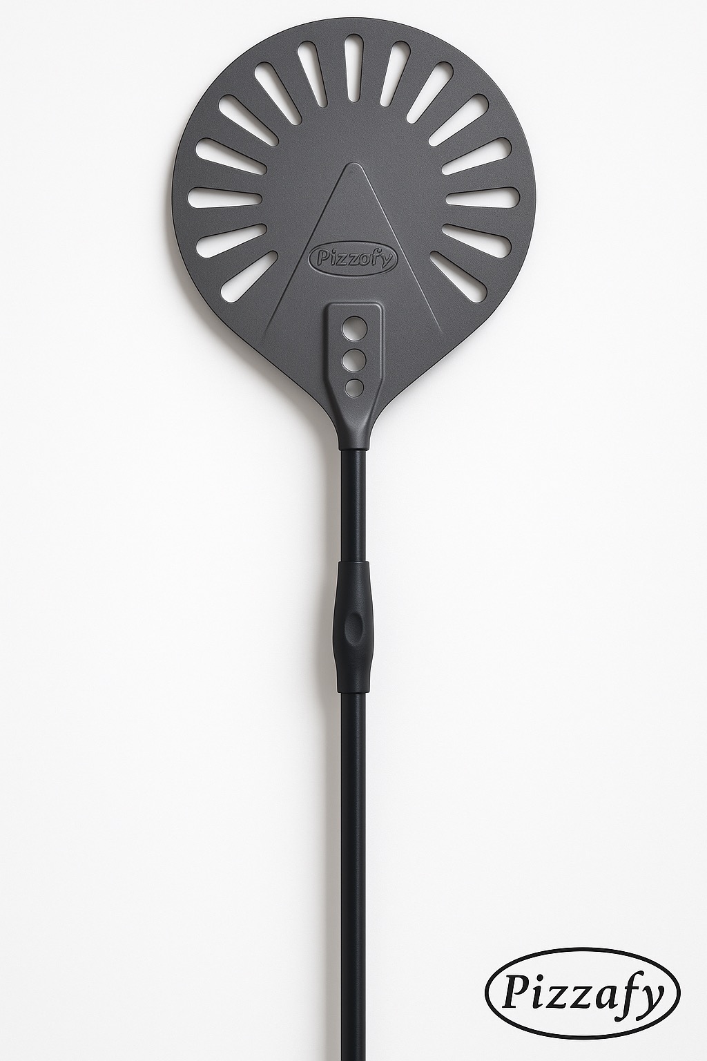 כף סיבוב לפיצה מחוררת 23 ס"מ ידית שחורה 71 ס"מ | Pizzaly